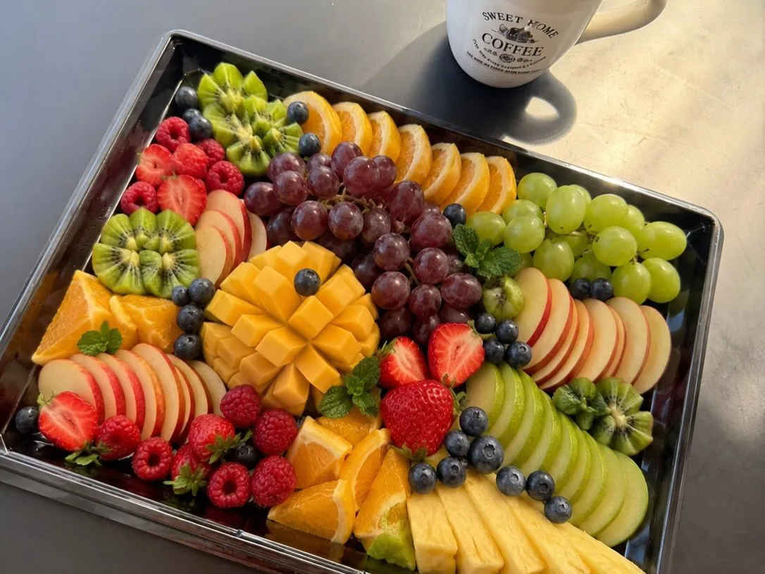 Augļu plate ar mango, vīnogām, kivi, zemenēm un apelsīniem