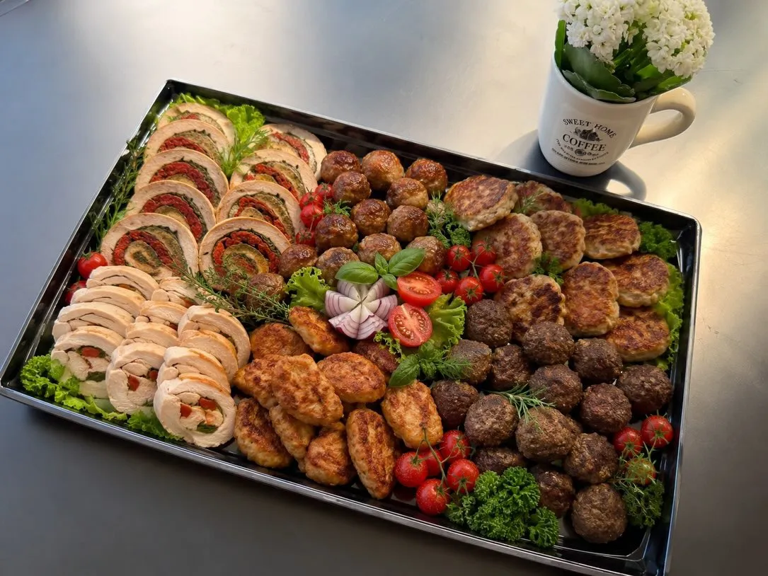Gaļas plate ar ruletēm, kotletītēm un karbonādītēm